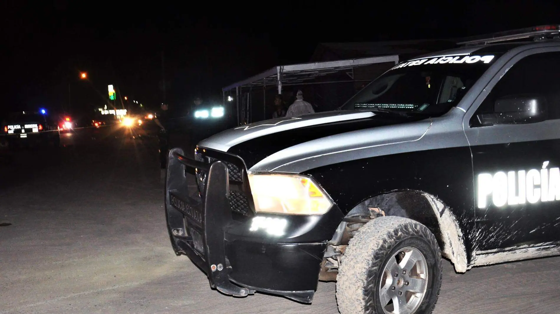 Movilización policíaca se registró anoche en la colonia Mezquite, porque una pareja fue atacada a balazos y con arma blanca